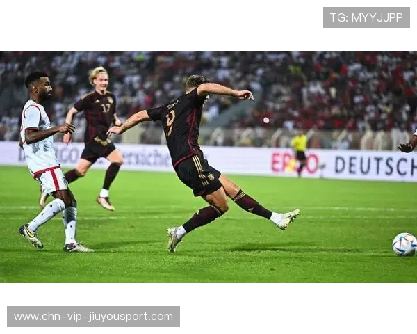 石家庄功夫韩东前场冲刺拉扯,防线被迫整体后退 石家庄功夫韩东前场冲刺拉扯,防线被迫整体后退